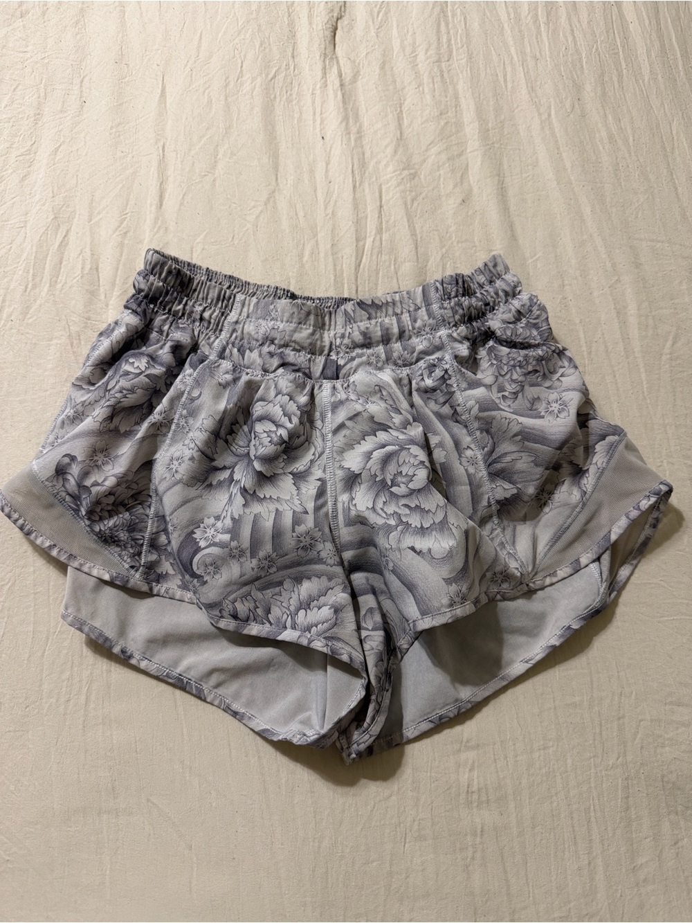 Lululemon Hotty Hot II Short 2.5” Ditsy Daisy White Black Sz 4